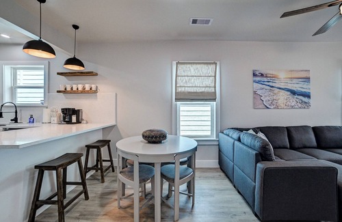 San Jacinto House | Nautical Nest - 1 block to the Beach, Newly Renovated