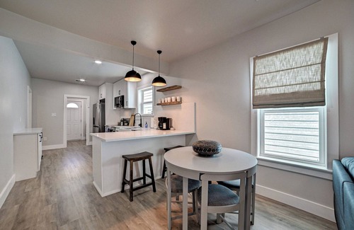 San Jacinto House | Nautical Nest - 1 block to the Beach, Newly Renovated