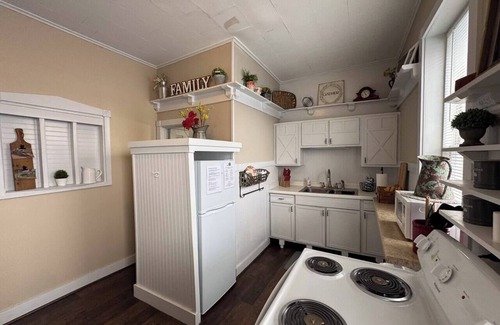 Nauvoo Apartment | Nauvoo: Historic Downtown Retreat walk to Temple