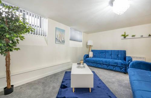 Bradford Apartment | Navy Diamond Apartment in Bradford!