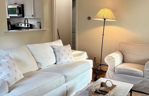 Navy Point House | Navy Point Pet Friendly 2 bedroom 1 bathroom cozy home.