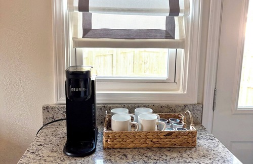 Navy Point House | Navy Point Pet Friendly 2 bedroom 1 bathroom cozy home.