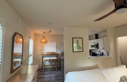 Navy Point House | Navy Point Pet Friendly 2 bedroom 1 bathroom cozy home.
