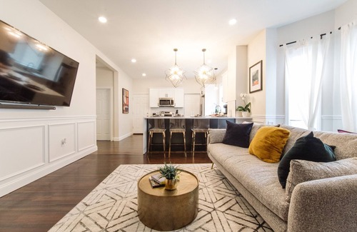 Everett Apartment | nBoston Luxury Home, Free parking, 5 mins to the Casino, 10 minutes to airport.