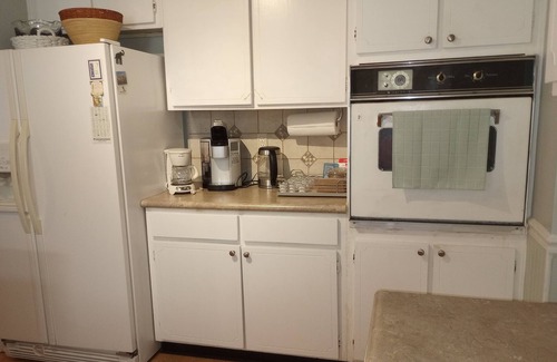 High Point Bed & Breakfast | NC Lake Retreat near HPU & downtown High Point - sleeps 13
