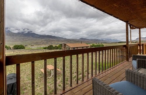 Wapiti Cabin | Neal's Guest House- pet friendly Wapiti Valley