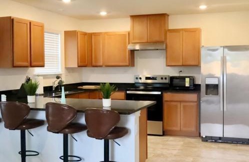 Southside House | Near Airport & Prime Location Getaway sleeps 8