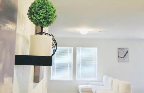 Southside House | Near Airport & Prime Location Getaway sleeps 8