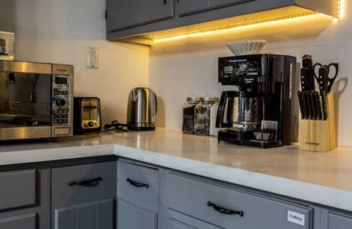 Trenton House | NEAR BATAWA SKI HILL/BY THE RIVER 5 BEDS + Riverview King Bed Homen