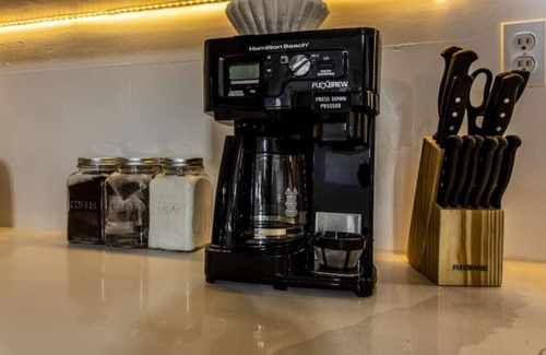 Trenton House | NEAR BATAWA SKI HILL/BY THE RIVER 5 BEDS + Riverview King Bed Homen