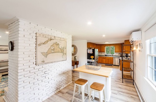 Katama House | NEAR BEACH, AIR CONDITIONED, 6 BEDROOMS, SLEEPS 9, 3.5 BATHS FERRY TICKETS AVAIL