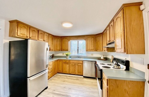 Katama House | NEAR BEACH, AIR CONDITIONED, 6 BEDROOMS, SLEEPS 9, 3.5 BATHS FERRY TICKETS AVAIL