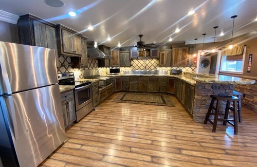 Kanab House | Near Bryce & Zion;2 houses, sleep 17;hot tub-sauna-gym-firepit-backyard-downtown