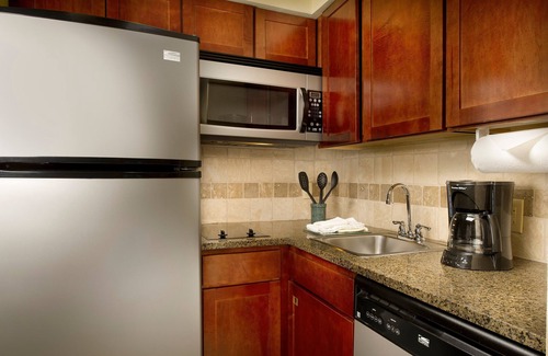 Linthicum Heights Condo | Near BWI Airport! Free Breakfast + Pool + Gym
