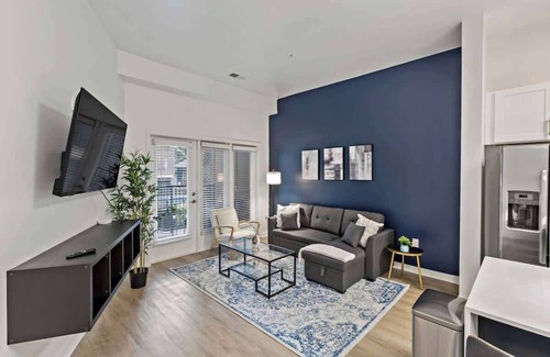 Cherry Apartment | Near CPCC & light Rail | Pool, Gym, W/D & Parking