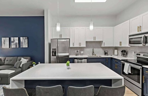 Cherry Apartment | Near CPCC & light Rail | Pool, Gym, W/D & Parking
