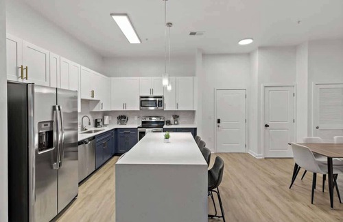 Cherry Apartment | Near CPCC & light Rail | Pool, Gym, W/D & Parking