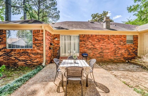 Hickory Hill House | Near Dining, Shopping, Parks! Tranquil Fox Trails