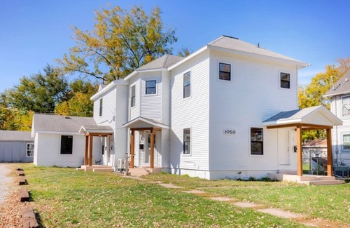 Sherman Hill House | Near Downtown ~ 2BDR & Fun Backyard ~ Pet Friendly