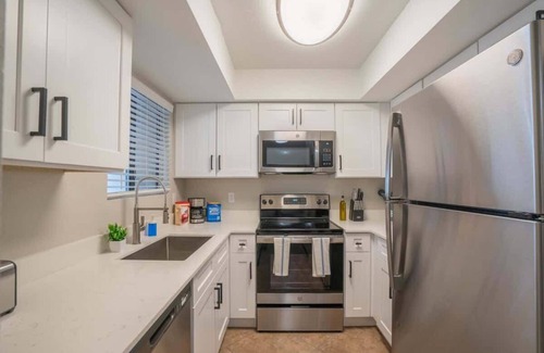 Cox Heights Apartment | Near DT & Trails | Pool,Gym,Balcony,W/D,Parking