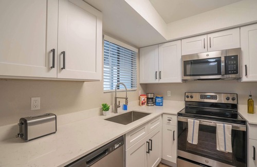 Cox Heights Apartment | Near DT & Trails | Pool,Gym,Balcony,W/D,Parking