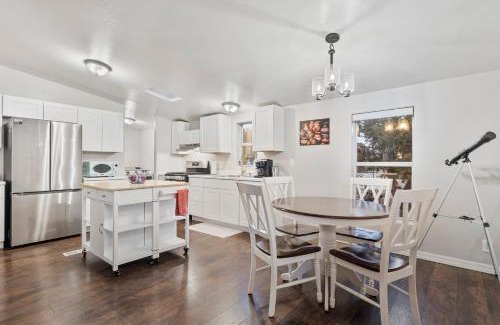 Williams House | Near Gc Train-1acre-gym-king-parking-kitchen-wifi