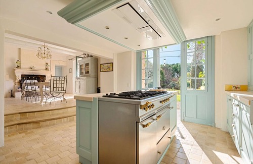 Goult House | Near Gordes – An exceptional property with a tennis court – Sleeps 12