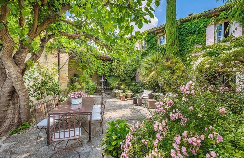 Goult House | Near Gordes – An exceptional property with a tennis court – Sleeps 12