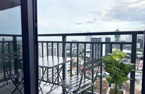 Mabolo Apartment | Near IT Park Cebu! Minimalist and Spacious with 300mbps WiFi, Pool and Gym