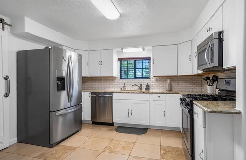 Los Duranes House | Near-North Valley Oasis! Sleeps 8! Easy Access to I-40, Pool, Hot tub, AC/Heat