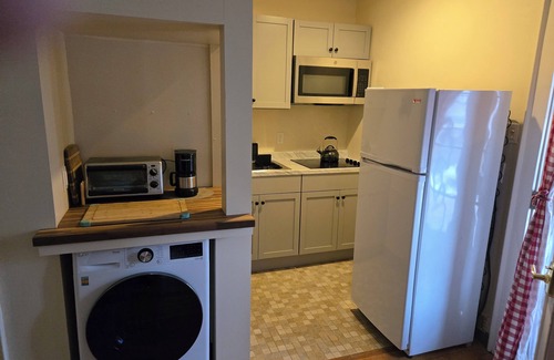 West Cambridge Apartment | Near scenic Fresh Pond, Charles river, shops, Harvard Sq access , Free parking