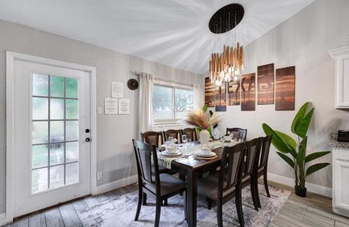 Heritage House | Near Sea World Hot Tub Swing Set Bbq Yard Games