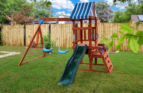 Heritage House | Near Sea World Hot Tub Swing Set Bbq Yard Games