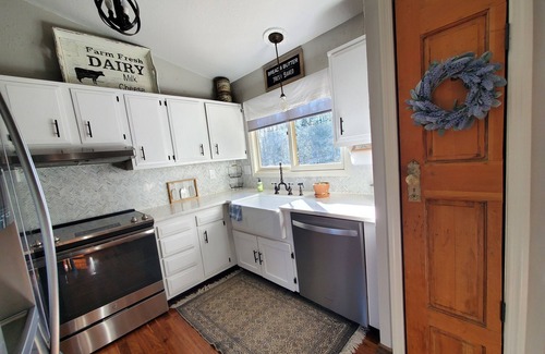 Fletcher House | Near Sierra Nevada & Biltmore n4BR/2BA 1 minute to Asheville Airport/Ag Center.
