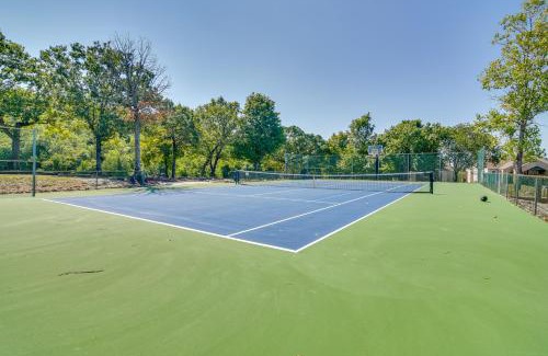 Indian Point Apartment | Near Silver Dollar City! Condo with Hot Tub and Lake