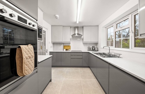 Bray on Thames Apartment | Near Town Centre, Big Patio, Free Parking Sleeps 8