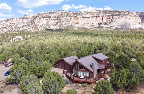 Mammoth Creek Cabin | Near Zion National Park! Modern cabin with panaramic views. Pet Friendly!