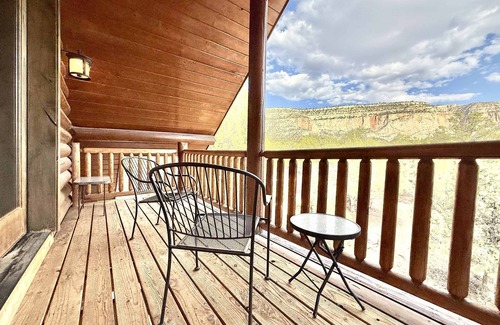 Mammoth Creek Cabin | Near Zion National Park! Modern cabin with panaramic views. Pet Friendly!