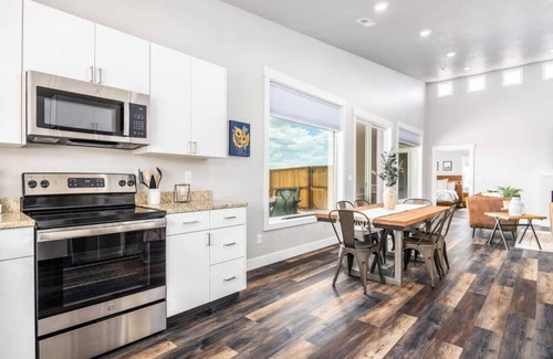 Kanab House | Near Zion NP l Pool I Dark Skies I Pickleball Court I Pet Friendly