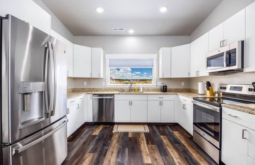 Kanab House | Near Zion NP l Pool I Dark Skies I Pickleball Court I Pet Friendly