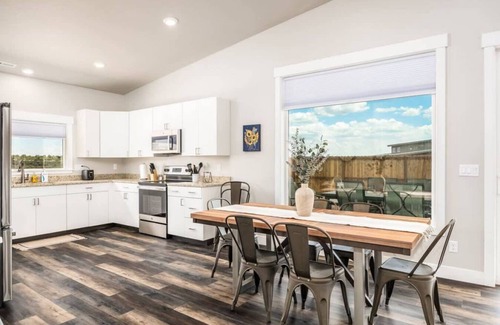 Kanab House | Near Zion NP l Pool I Dark Skies I Pickleball Court I Pet Friendly