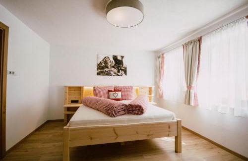 Schmirn House | Nedererhof - Zimmer Alpenrose mit Gemeinschaftsküche
