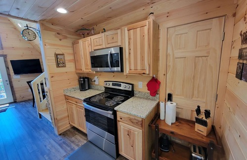 Whittier Cabin | Need a Romantic Getaway? Hot Tub, Close to Polar Express, Casino and WCU Dogs OK