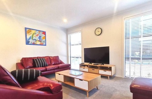 Nelson House | Nelson City Town House 10 minute walk to town