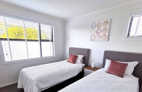 Nelson House | Nelson City Town House 10 minute walk to town