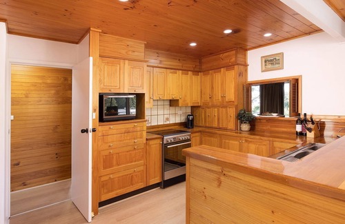 Nelson Bay House | Nelson on Nelson – rustic pet friendly coast house, perfectly located close to beach and cafes