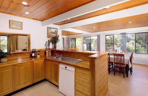 Nelson Bay House | Nelson on Nelson – rustic pet friendly coast house, perfectly located close to beach and cafes