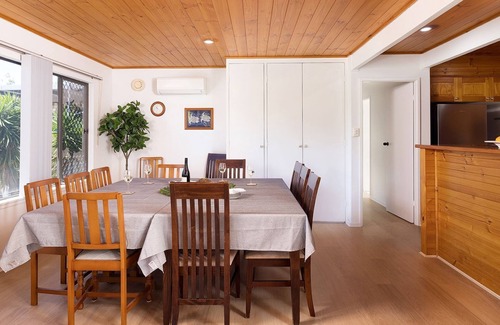 Nelson Bay House | Nelson on Nelson – rustic pet friendly coast house, perfectly located close to beach and cafes