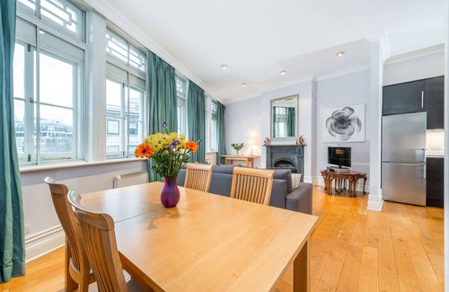 London City Centre Apartment | Nelson s Pad - Trafalgar Square - by Frankie Says