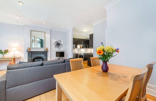 London City Centre Apartment | Nelson s Pad - Trafalgar Square - by Frankie Says